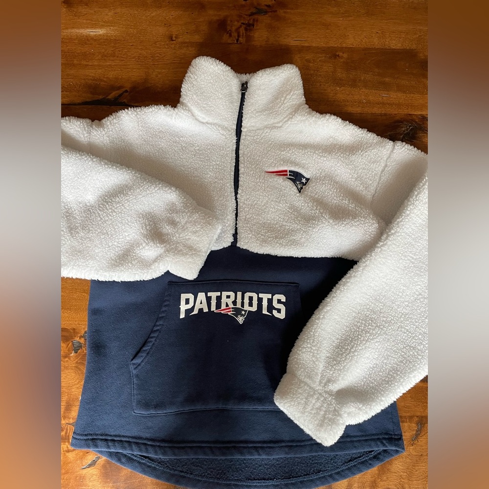 Women’s Patriots 1/4 zip fuzzy sweatshirt